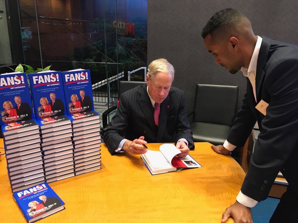 Book signing <a href="/Metro_Bank/">Metro Bank</a> by the man behind it all - Mr VERNON HILL #businessgrowth <a href="/BNI_Hogarth/">BNI_Hogarth</a> <a href="/BNIHAMMERSMITH/">BNI Hammersmith UK</a>