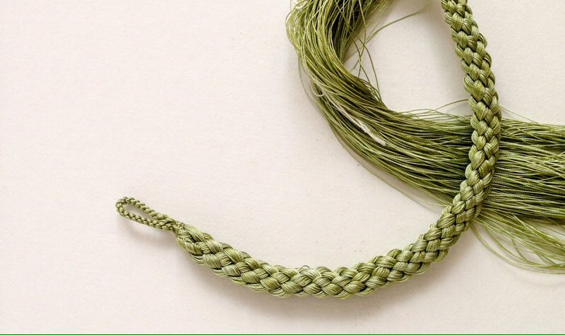 はるまい Auf Twitter 羽織紐の作り方を習いました 制限時間内 トラブルと共に急いで作ったのでもちろんガタガタ ですが 構造と製法が分かったので練習します 良い羽織紐を作りたいのです ビーズを繋いだ羽織紐も可愛らしいけれど やはり 組紐 です