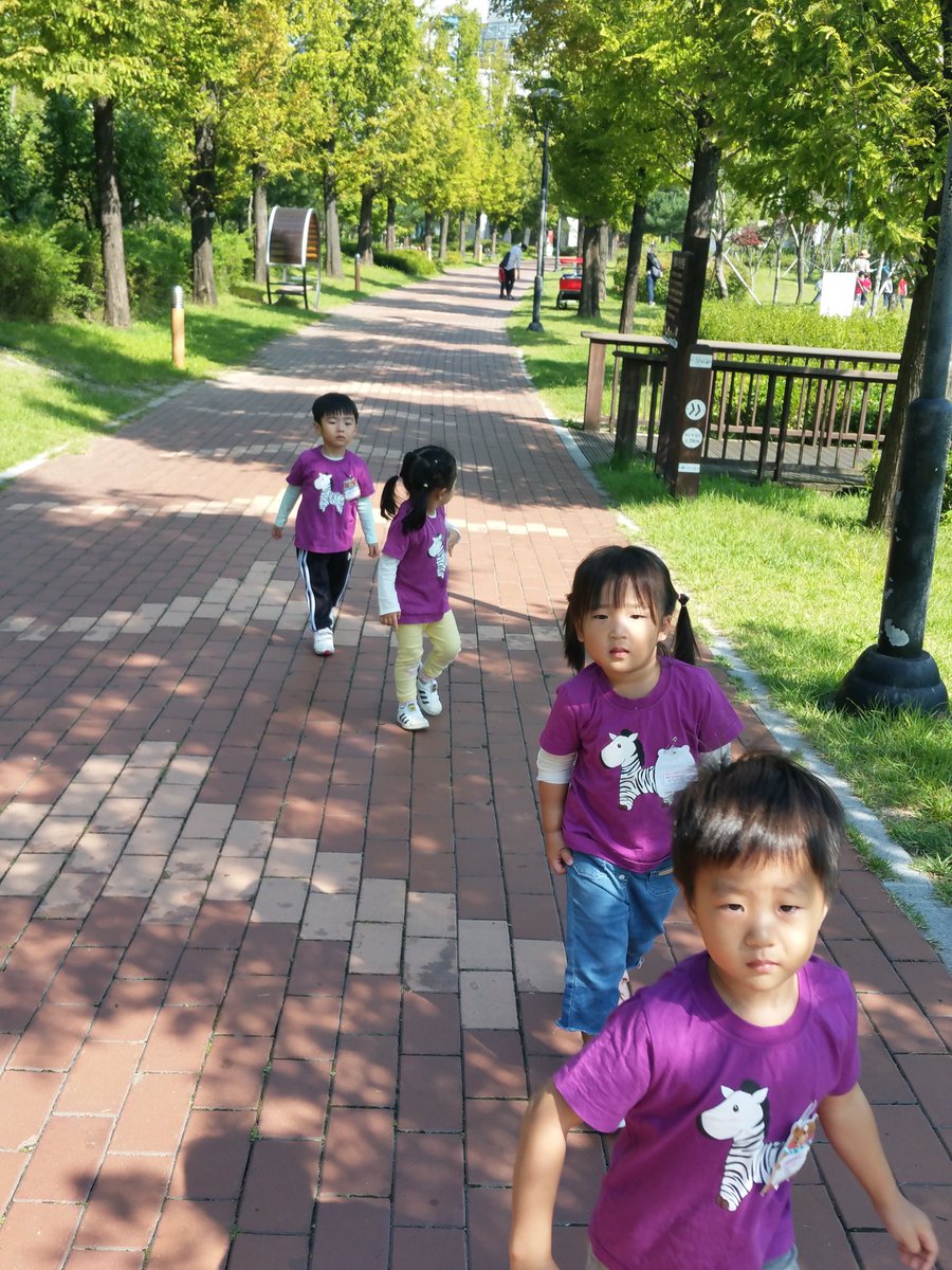 #성남시국공립고등동복지관어린이집 
만2세반 친구들과 화랑공원으로 숲체험을 다녀왔어요.. 하늘은 높고 잠자리가 날아다니며 나뭇잎들도 하나둘 빨간 옷으로 갈아입을 준비를 하고 있네요^^