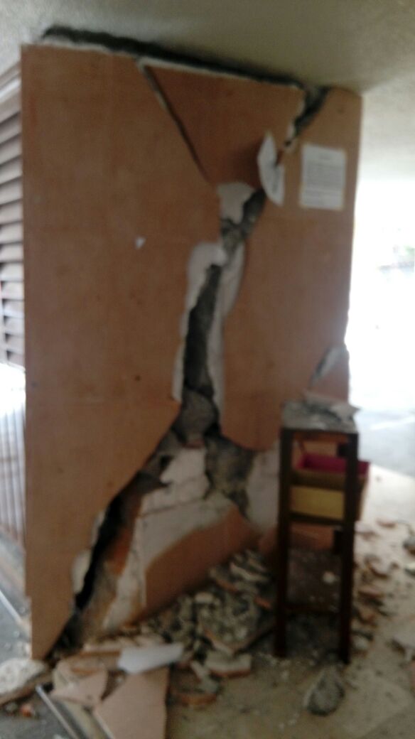 mcampuzano16's tweet photo. Riesgo de colapso edificio Azores 609 Portales. Ningún estructurista ha ido @arr1910 @warkentin @jenarovillamil @JimenezLandin #sismocdmx https://t.co/obwMJZwa2p