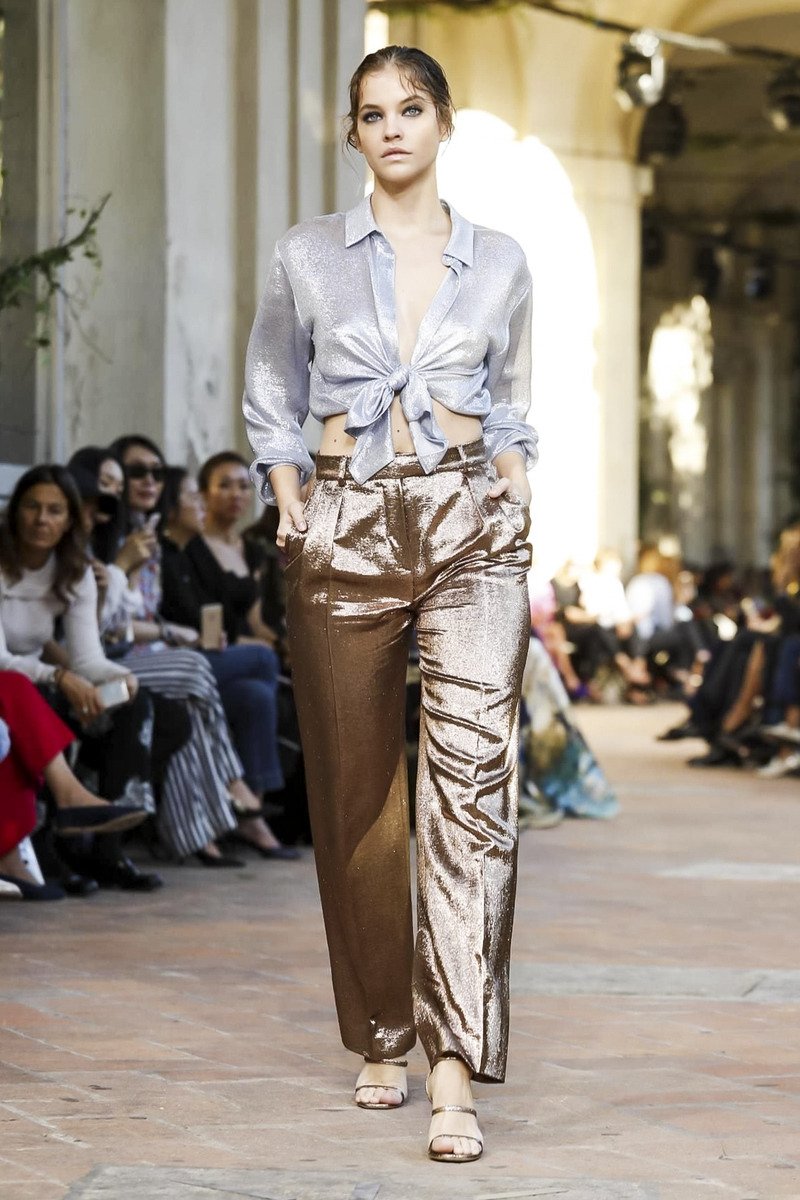 20 กันยายน: barbara palvin เดินแบบให้ alberta ferretti ss18 ในมิลาน #MFW