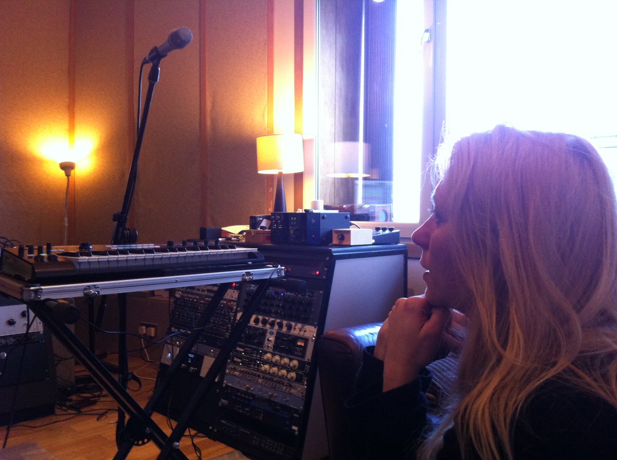 FeatherWestBand's tweet image. Studio memory...good times...fun times #chem19 #albummaking #recording #westernfeathers 
featherwestfree.gr8.com