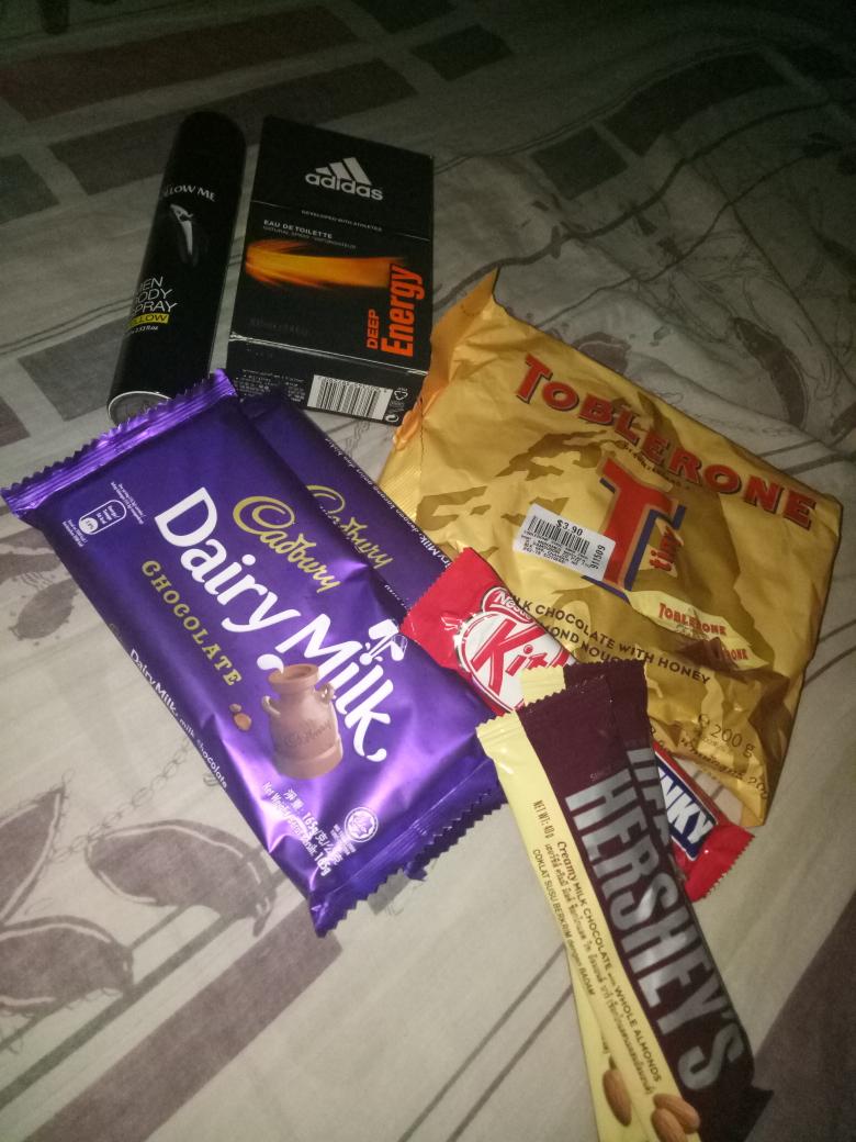 SUPEREJ10's tweet photo. Salamat po sa Pasalubong sa amin ni Babe💕😋🍫🍫 https://t.co/OfZ4RtKMdg