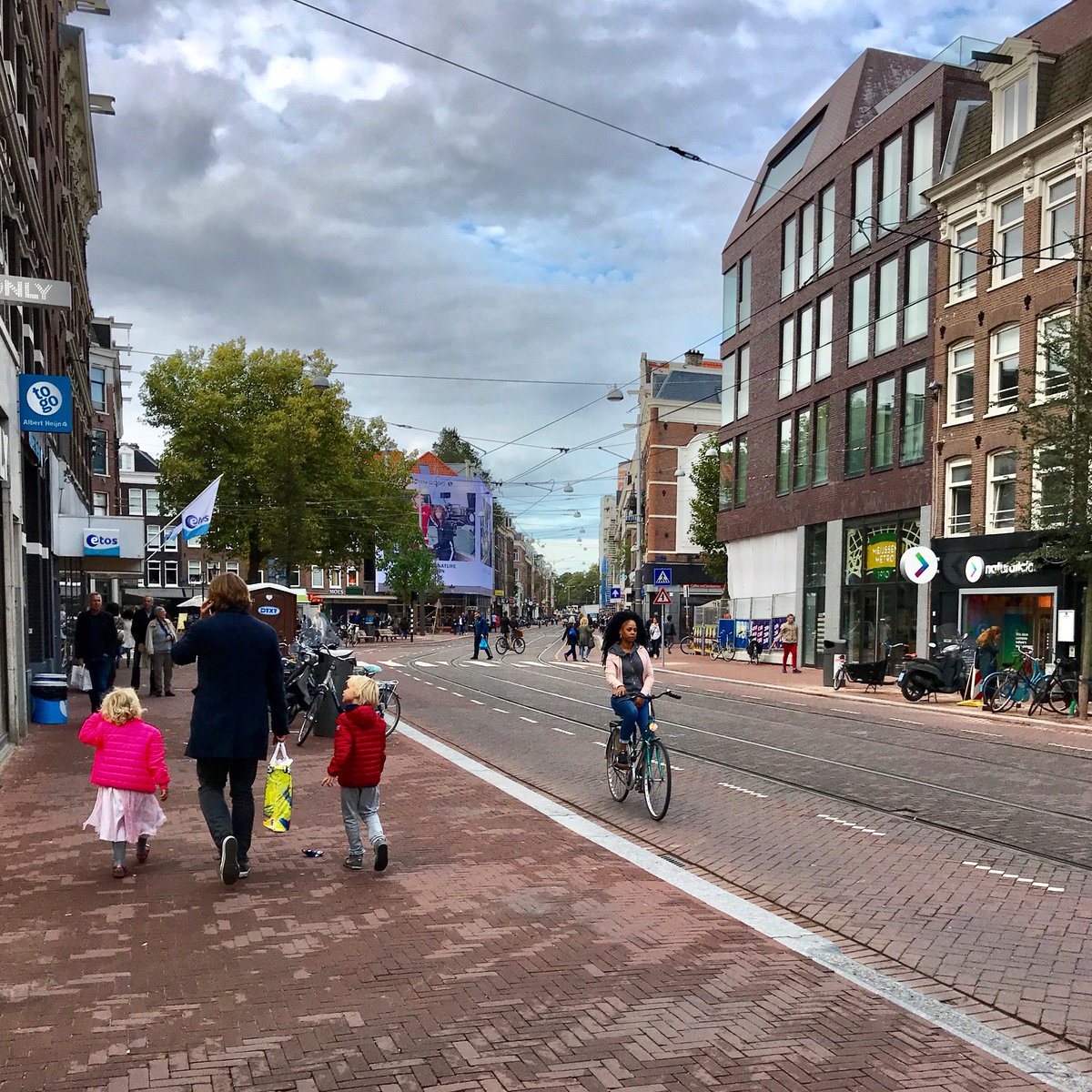 DutchProQuo's tweet image. #amsterdam #cycling 
Ferdinand Bolstraat during rush hour. Waves of cyclists but almost no cars to be seen on a major road.