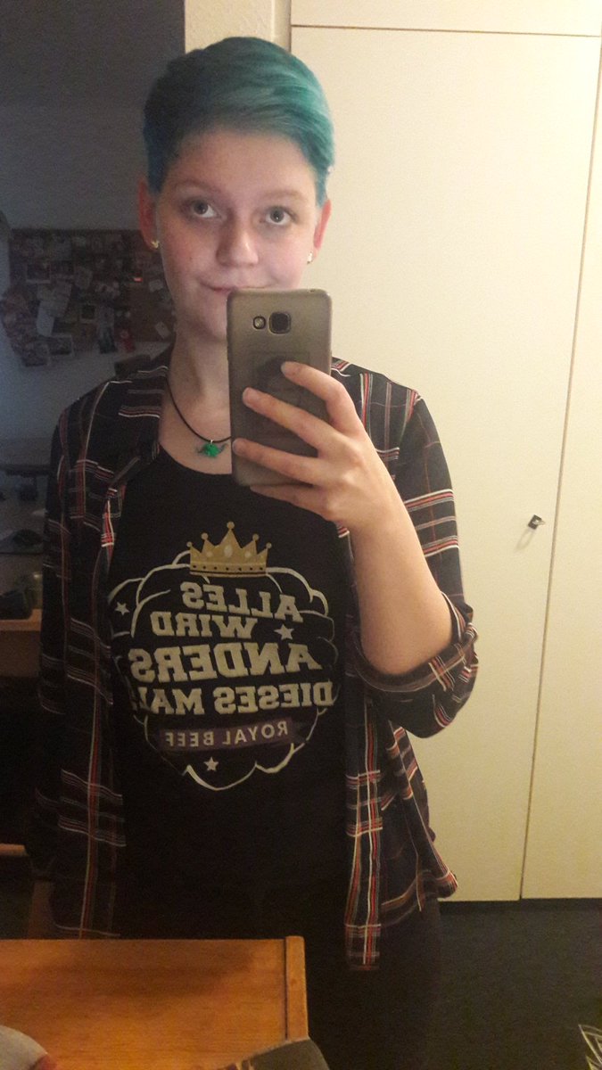 MxDuststorm's tweet photo. Mit meinem heutigen Outfit lasse ich einen Klassiker wieder aufleben! #rbtv #royalbeef #alleswirdandersdiesesmal https://t.co/xwv5D9sw4L