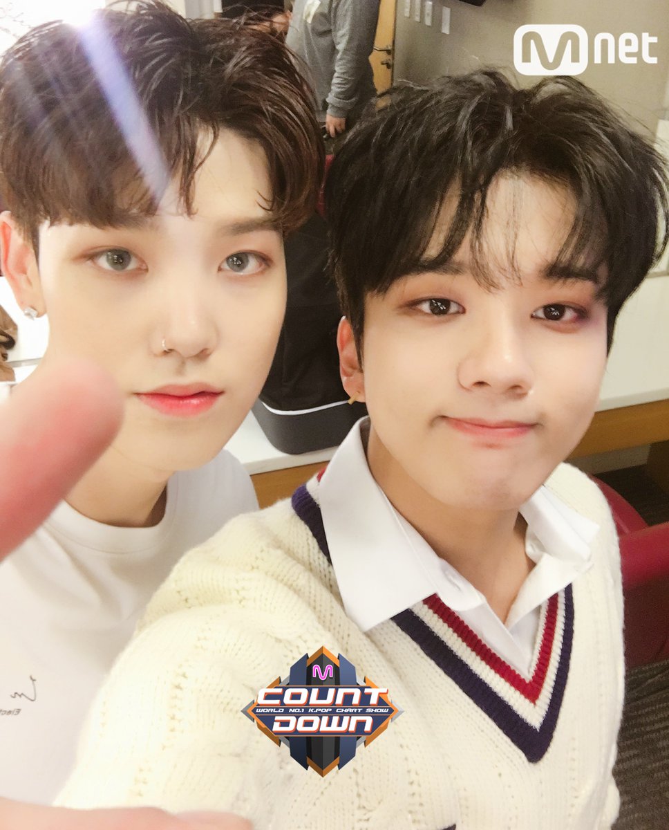 MnetMcountdown's tweet image. 찹쌀또옥~~~~~사세요!!!!!! #BAP #영재 #젤로 군 찹살떡 미가 터지고 있습니다!!!! 보기만 해도 배부른 이 셀카! 여러분 마음에 간직하시고 오늘 저녁 6시 #엠카운트다운 에서 만나용!