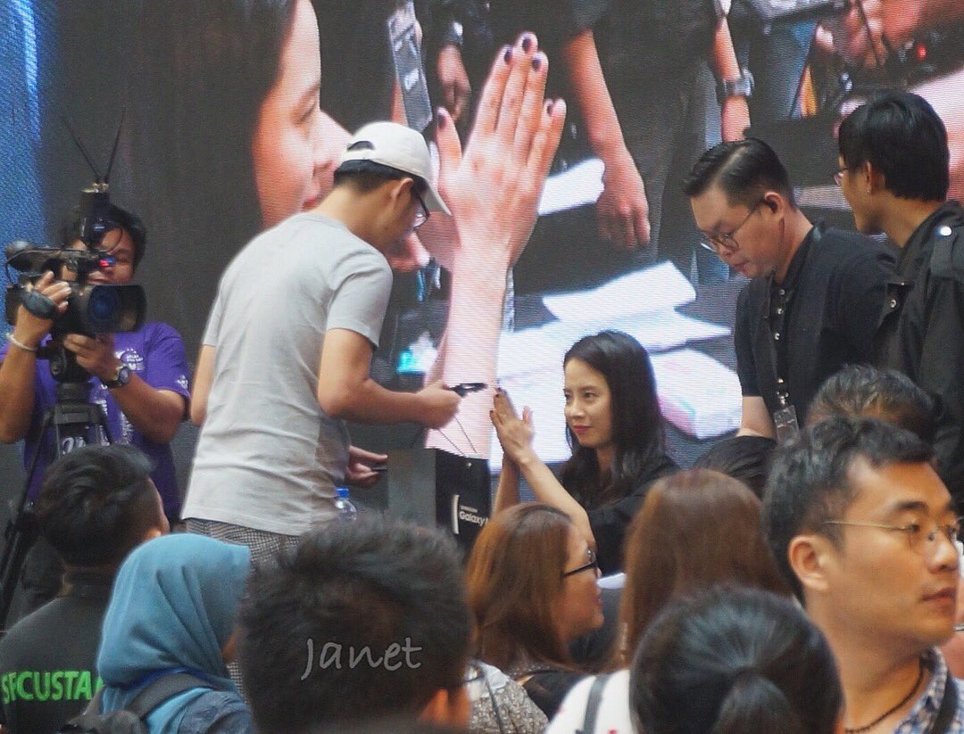 runningjanet_'s tweet photo. 💝💝 #SongJihyoinMY #myGalaxyNote8 https://t.co/YqZaogJF4w