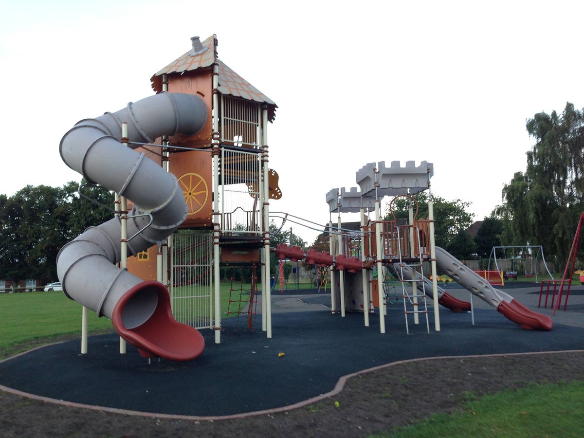 Notre gamme #CAMELEO XL en mode 'Castle, installée en Grande-Bretagne <a href="/FHRANews/">Flackwell Heath RA</a>. Les enfants y testent les premiers #frissons 😬 
#playground