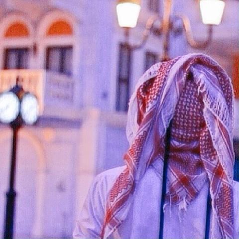 مريت من ذاك المكـان وتندمت
ياليتنـي ماجيــت منـه وعبرتـه

وقفت قرب جدار بيتك وسلمت
وحفـرت للجـرح القديـم وقبرته
#يـمــک_دروبــــي