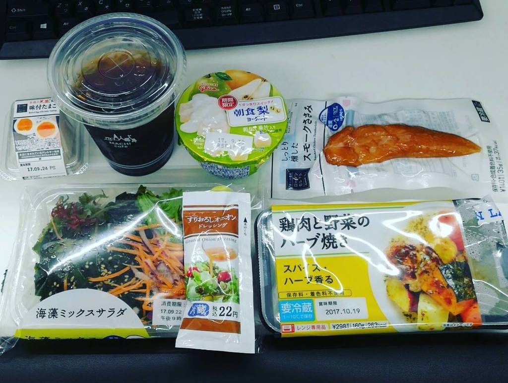 社畜コンビニダイエッター No Twitter ローソンで低糖質ランチ ささみは思ったよりプリっとしてて美味し 期間限定なので思わず買っちゃった梨ヨーグルトも レギュラーメニューとしてあっても不思議じゃないほどマッチ 糖質制限 コンビニダイエット ローソン