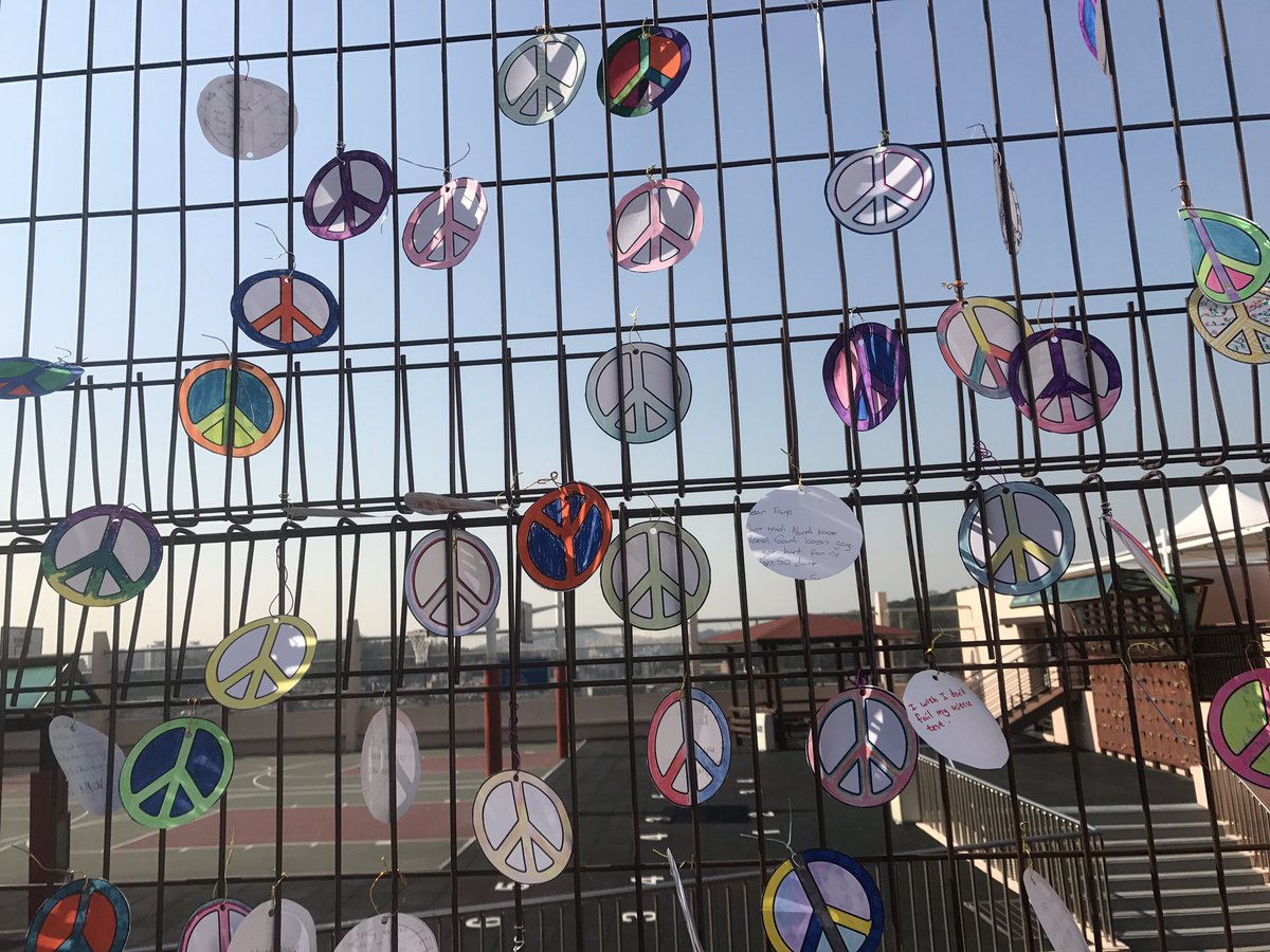 MrSmith_SFS's tweet photo. Students express their thoughts on #InternationalPeaceDay #sfs4u https://t.co/sFEEvSO4xg