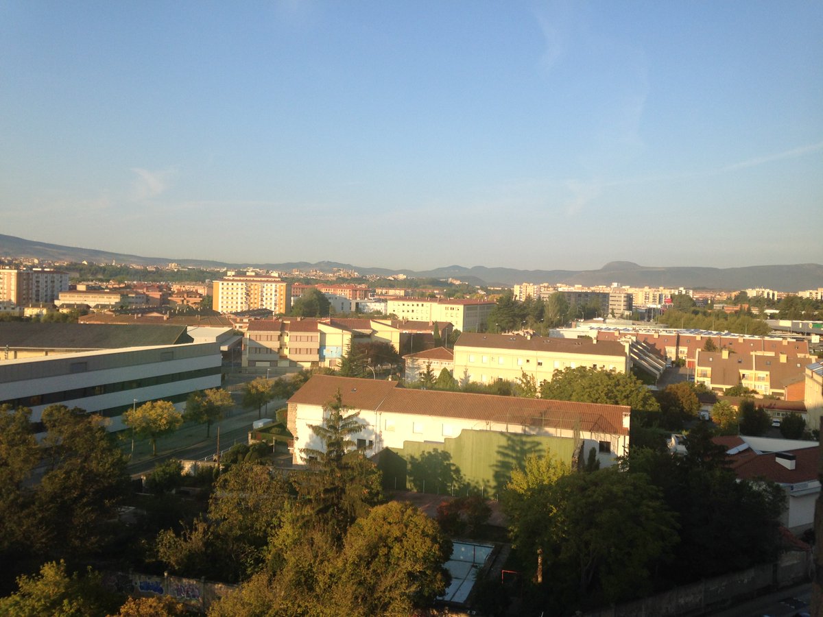 MikeLabiano's tweet image. Amanece despejado en Pamplona aunque ya se empiezan a apreciar cirros desde el oeste. En Villava 8.7 grados.
