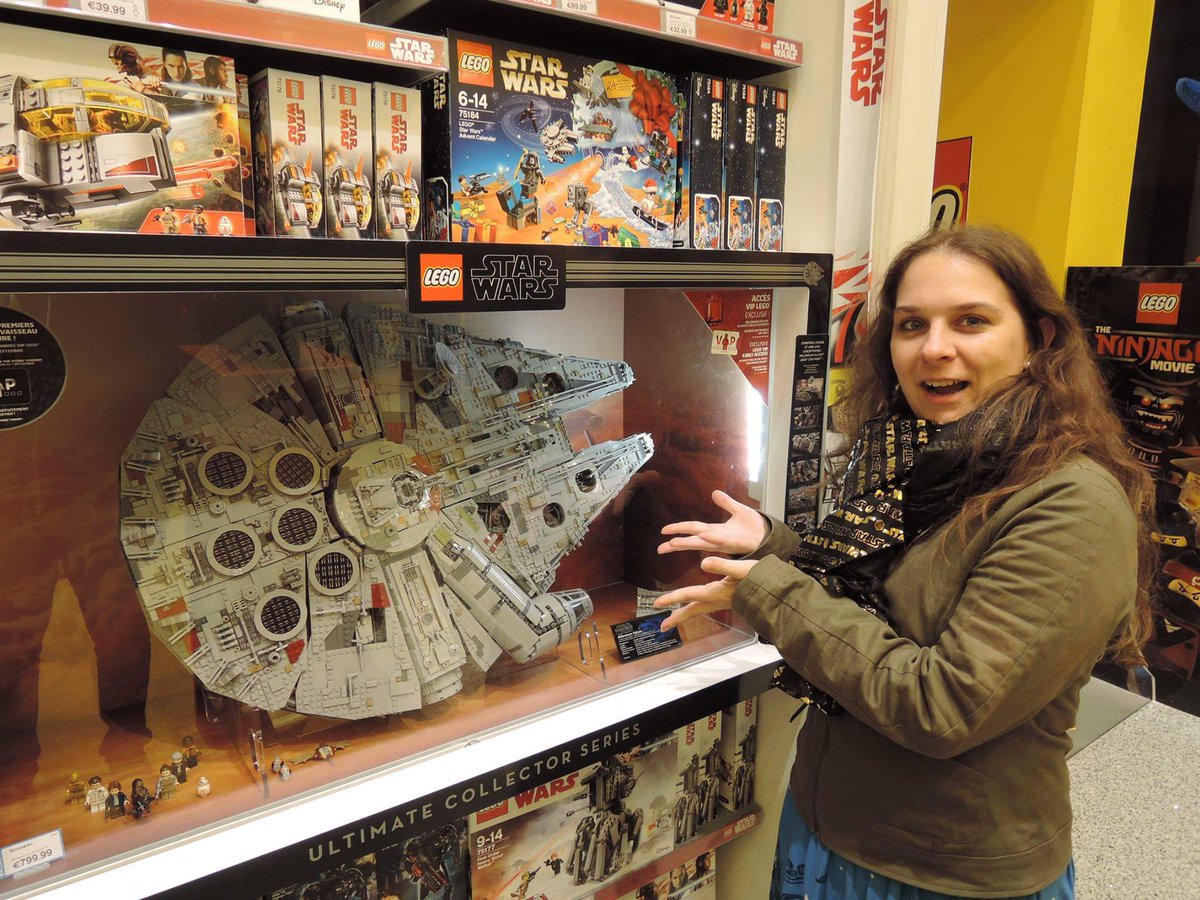 In #LEGOstore in #disneyvillageparis I've seen this beauty. It's huuuge! #LEGO #MilleniumFalcon #starwars #starwarslego