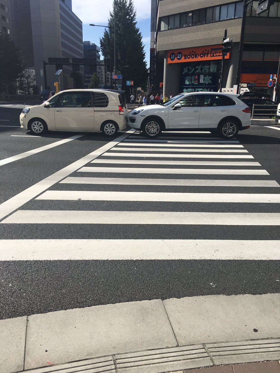 kuroganeaurionn's tweet photo. 車間距離近すぎて一瞬事故ってるのかと思った https://t.co/7lPkoZmteO