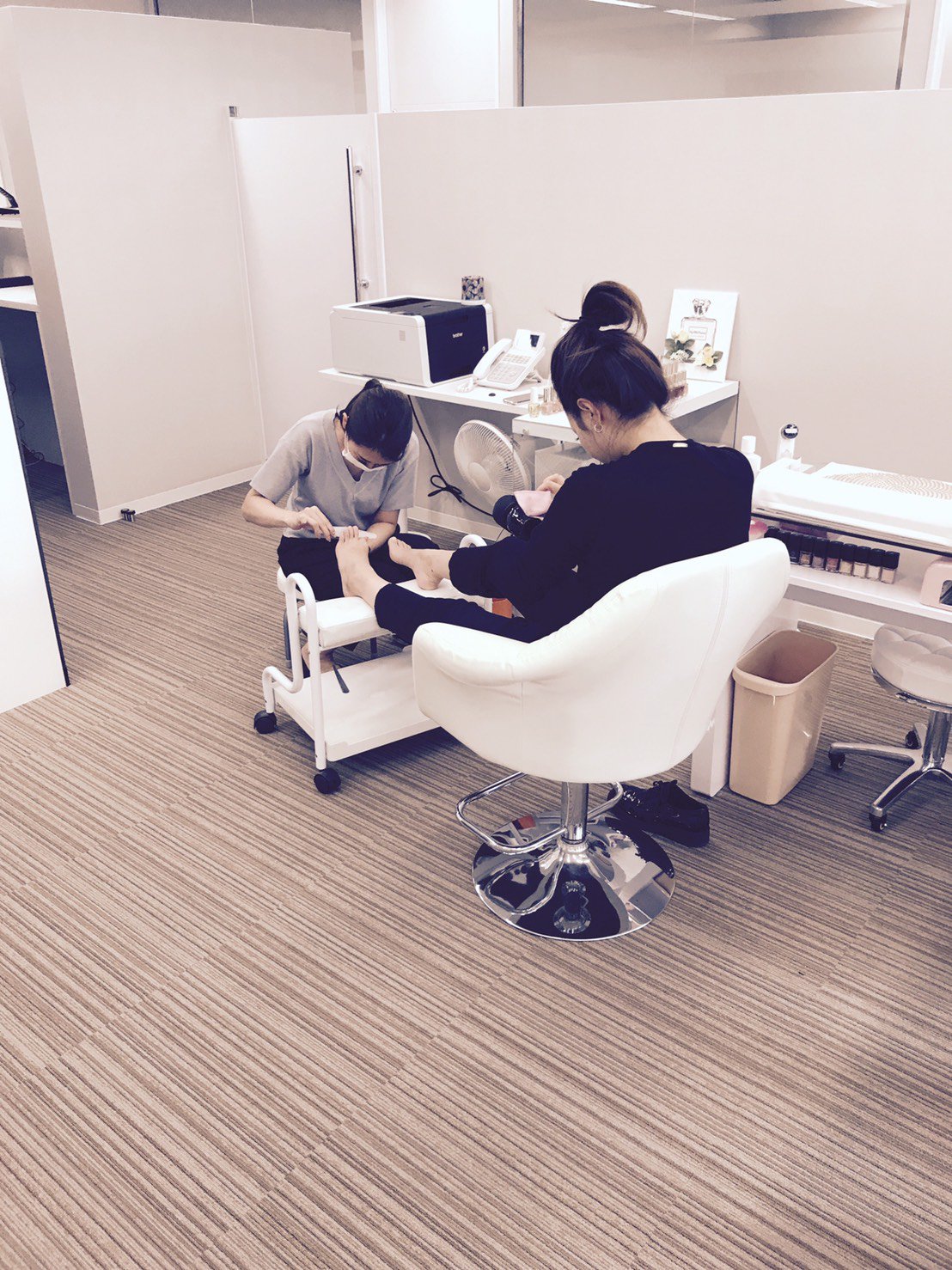 小さなビジネスサロン 今日はネイルブースご利用のお客様です フットネイルもできますよ フリーネイリスト ネイルブース ネイリスト フットネイル ネイル 秋ネイル T Co Zj1mvzgbgx Twitter
