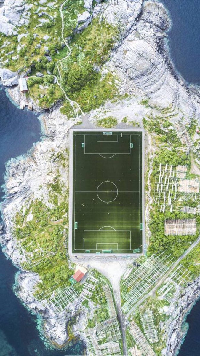 Bestaat er een mooier gelegen voetbalveld dan dat op Lofoten, Noorwegen? Enfin. We horen het graag.