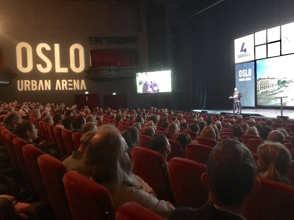 runaregg's tweet image. @petterstordalen ber byutviklere rekke opp hånda hvis de vil ha bil tilbake på Karl Johan. Ingen hender i været på @OsloUrbanArena #OUA2017