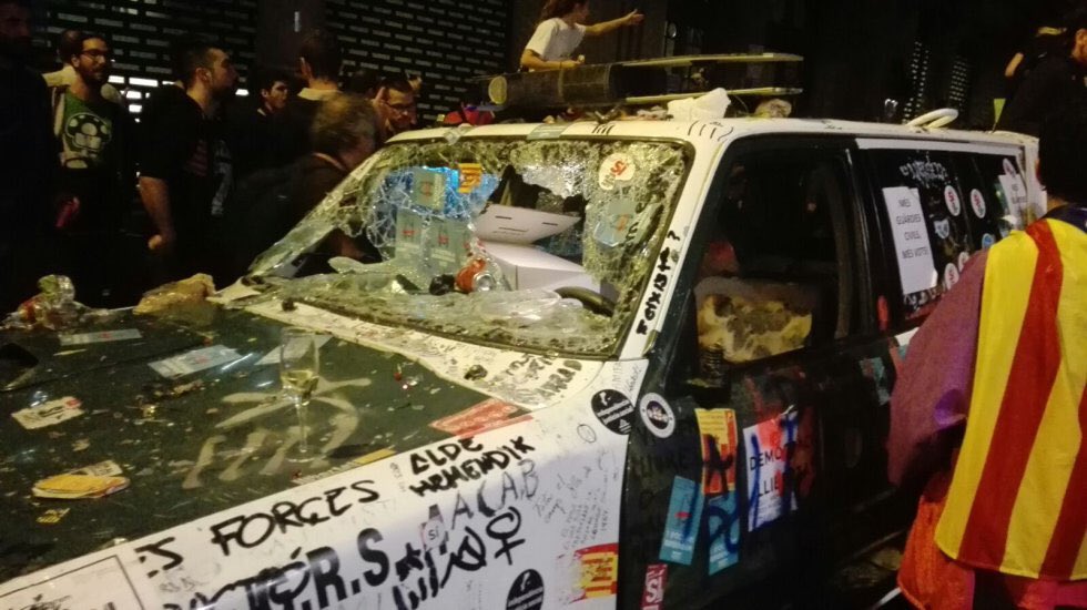 pablocasado_'s tweet photo. Los "pacíficos" independentistas destrozan el coche de la @guardiacivil que protege los derechos y libertades en Cataluña por orden del juez https://t.co/HM4hy4lQg6