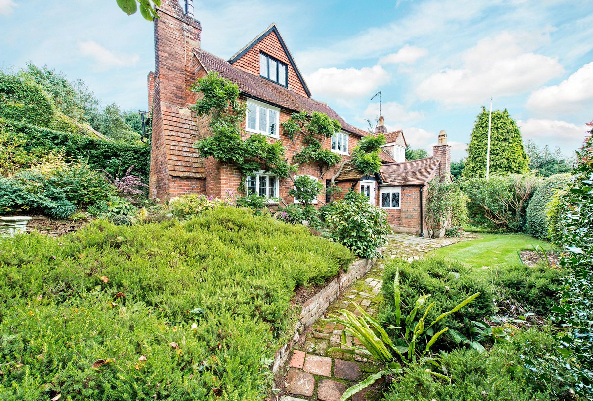 Savills's tweet photo. Our exclusive research for @HomesProperty shows the 20 most popular commuter hotspots within an hour of London https://t.co/DhUVMbNRCe https://t.co/pqMiIBbfQP