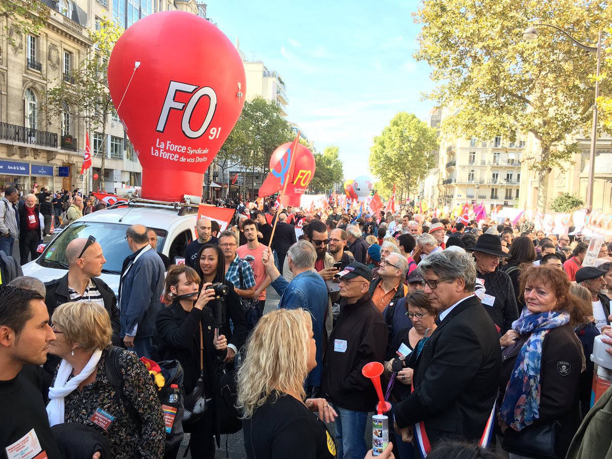 FranceInsoumise's tweet photo. À #Paris, la France insoumise participe en nombre à la #Manif21Septembre contre la casse du code du travail. https://t.co/e6NIAcQNEx