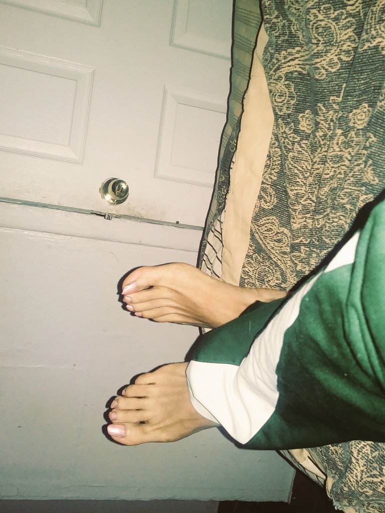 Topeka00000's tweet photo. Kissable toes https://t.co/J40emfnKEA