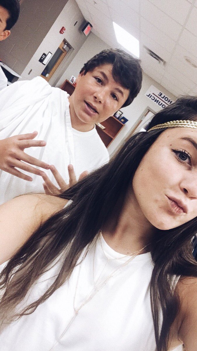 EmTrammell7's tweet image. hoco week has been fun 🔱‼️💛🤘🏻 #junioryr #yahh