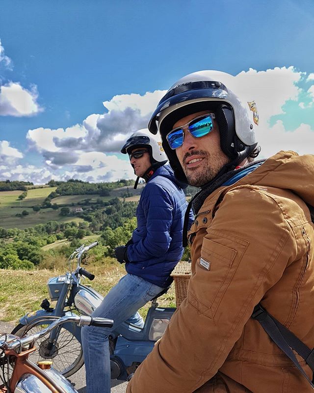 loiretourisme42's tweet photo. Une journée mobylette et gastronomie dans le Pilat. Une expérience inoubliable en mode retro #slowtourism A tester de toute urgence ! 🥂🛵📸 https://t.co/deR3bBJ0AC