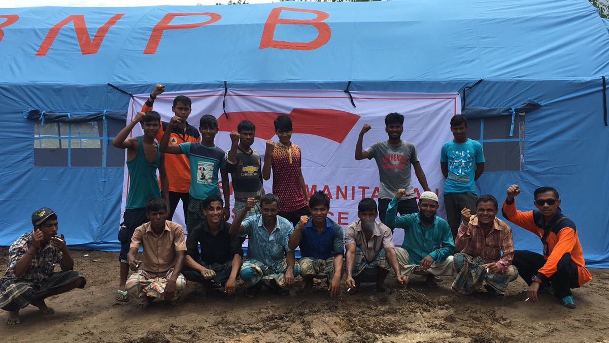 Bantuan Indonesia berupa tenda sdh berdiri di Cox's Bazar,Bangladesh.Pengungsi Rakhine &amp; BNPB bersama2 mendirikan tenda #bantuankemanusiaan