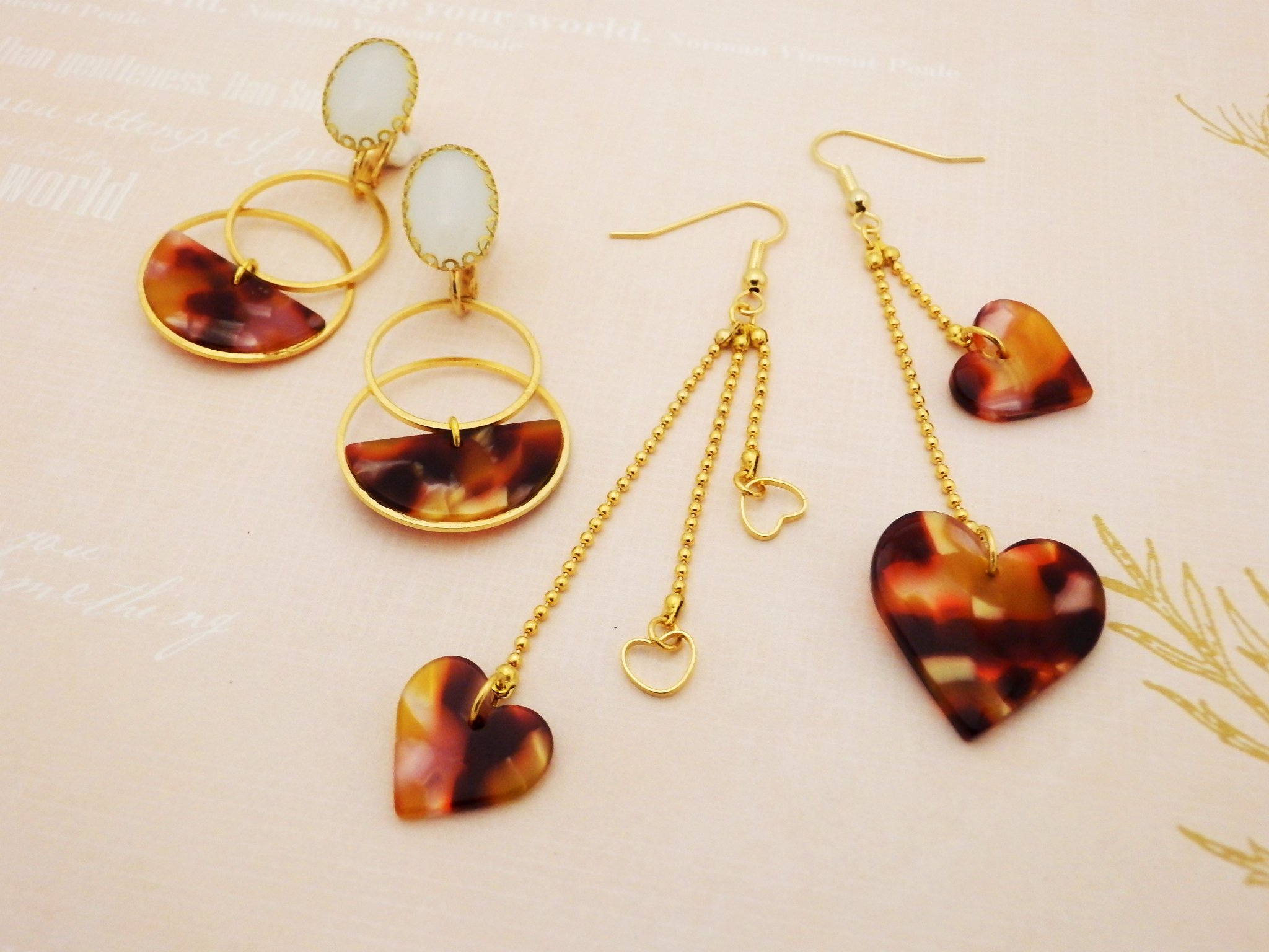 クラフトタウン 形はラウンド スクエア トライアングル ハート ハーフラウンドなど サイズ違いを含めて10タイプ 税込180 193円 1ヶ 穴付ですので カンやチェーンに通すだけで 秋冬のアクセサリーに イヤリングやピアスなどの無料レシピを クラフトタウン 形はラウンド スクエア トライアングル ハート ハーフラウンドなど サイズ違いを含めて10タイプ 税込180 193円 1ヶ 穴付ですので カンやチェーンに通すだけで 秋冬のアクセサリーに イヤリングやピアスなどの無料レシピを