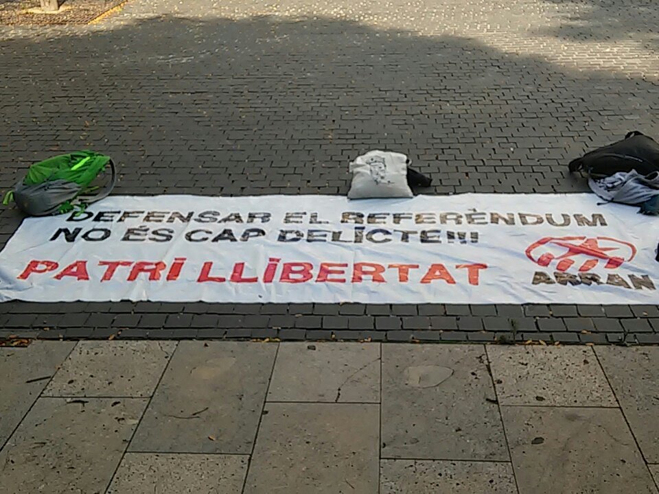 Ja som a la Ciutat de la Justícia donant suport a la Patri! Defensem el referendum!

#PatriLlibertat