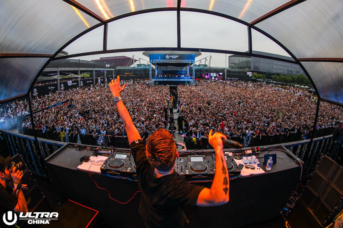 UltraChina's tweet photo. #ULTRACHINA 回顾 ！

作为NICKY ROMERO在中国的首场音乐节演出！
100%的跃动节奏感染在场数万RAVER！

脚伤登台仍坚持为国内带来极其震撼的音乐现场！
再次致谢NICKY ROMERO!
THANK U!

#ULTRACHINA2018 https://t.co/93DaDvFkbZ