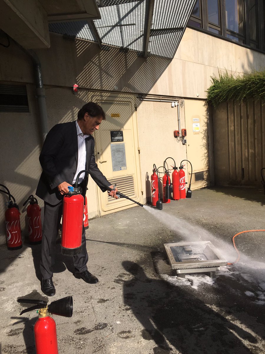 FkCoste's tweet photo. Apprendre à se servir d'un extincteur #WeCareVivescia #mieuxvautlesavoiravant https://t.co/dMzhV6aw5n