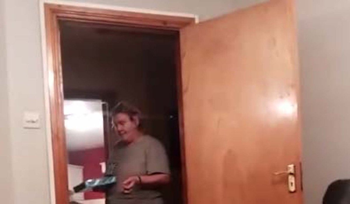 theirishpost's tweet photo. #WATCH: Girl pranks her #Irish mammy with Sellotape #video https://t.co/DoifbcjCCc https://t.co/qzDbqfWDIR