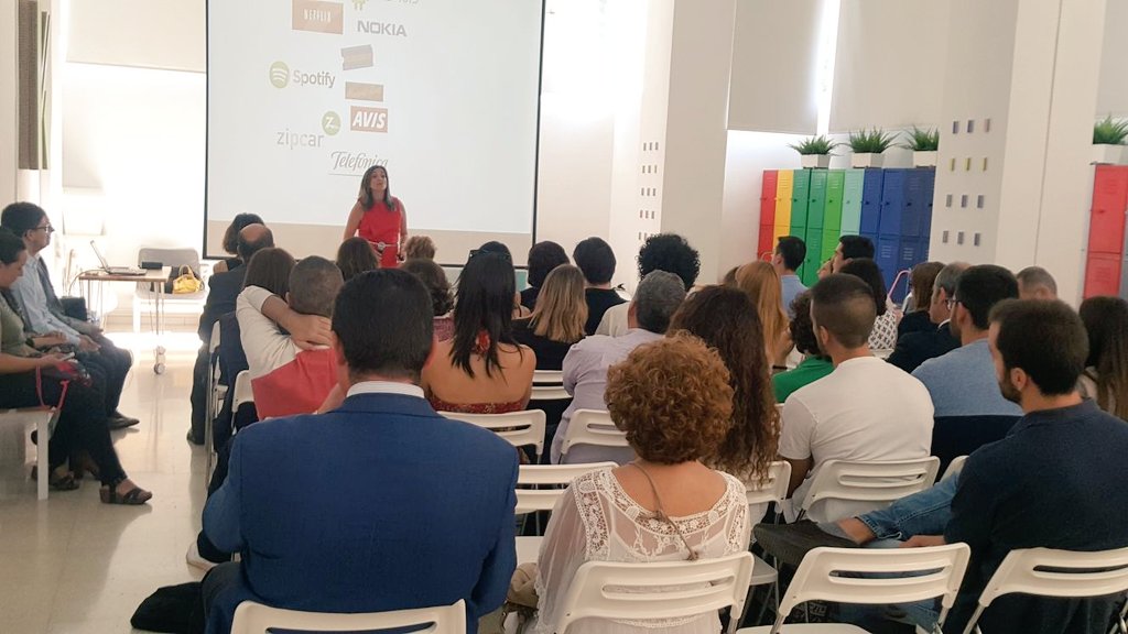 UGRemprendedora's tweet photo. #emprendedores toda la sala de @BreakerUgr atenta a @MISSLEANSTARTUP quien nos habla sobre las oportunidades de emprender 🙂 https://t.co/bkvfTKv7ZD