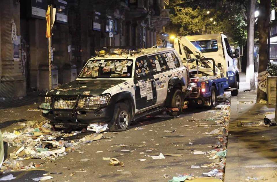 ⏩ Aquesta és la legitimitat de les forces d'ocupació als Països Catalans. Marxeu i no torneu mai més! ✊ Visca el poble organitzat!