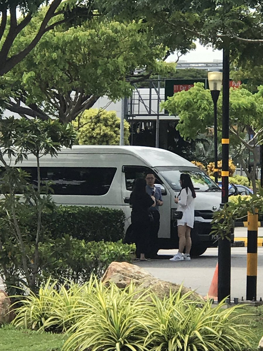 sykpopsg's tweet photo. one of the van that followed wanna one ☹️#WANNAONEinSG https://t.co/OSPvyZ1mhG