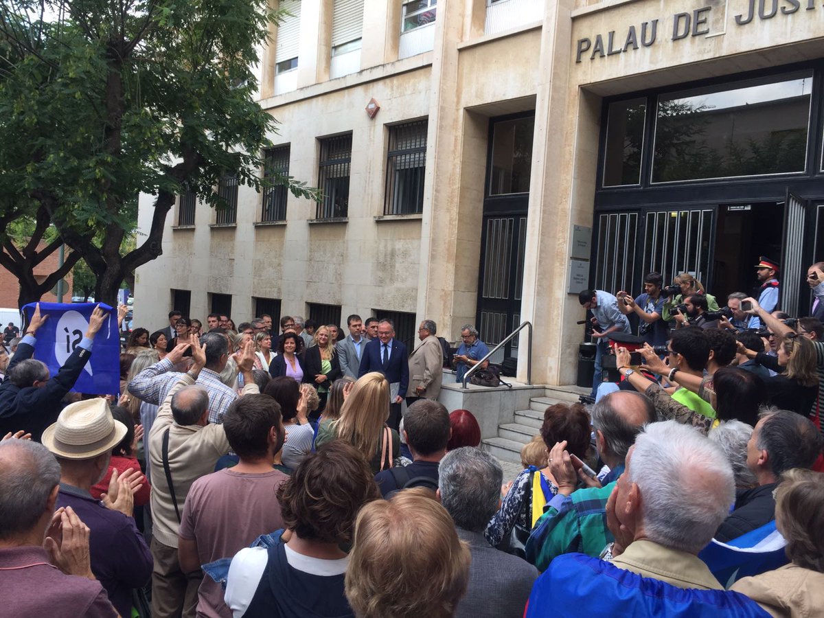 since1714's tweet image. Tots amb l'alcalde de #Reus. Avui el fan visitar els Jutjats per acceptar q a #Reus es posaran urnes el Referendum de #1dO