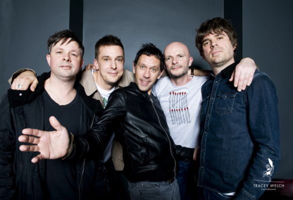 Have you heard York's very own @shedseven 's new song - Room in my house? We love it, what do you think?
#shedseven #yorkband #Tune