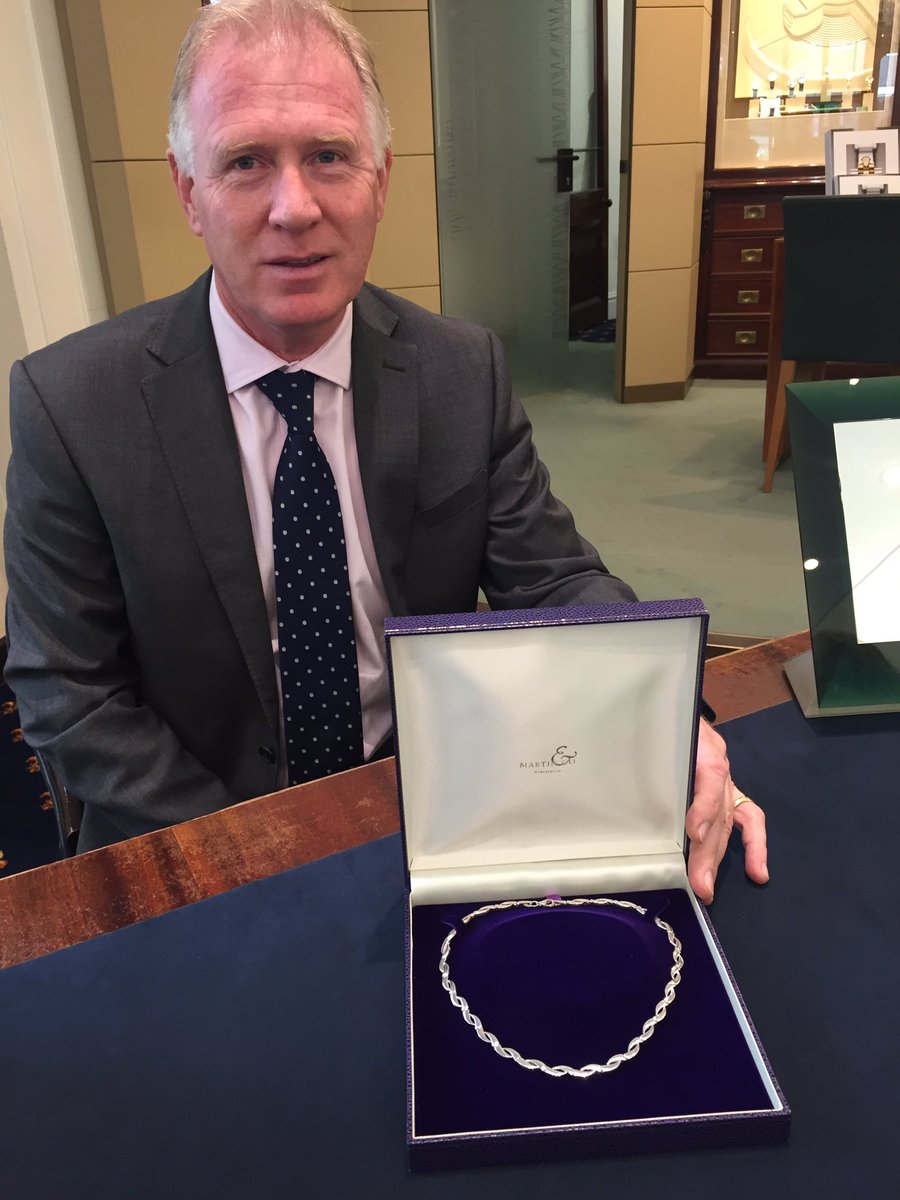 CathrynHage's tweet photo. On Sat be sure to enter our #SilverRaffle @PiedPiperAppeal #SilverBall Thank you James & the lovely peeps at @MandCoJewellers fab u lous https://t.co/J7EB3IxTAa