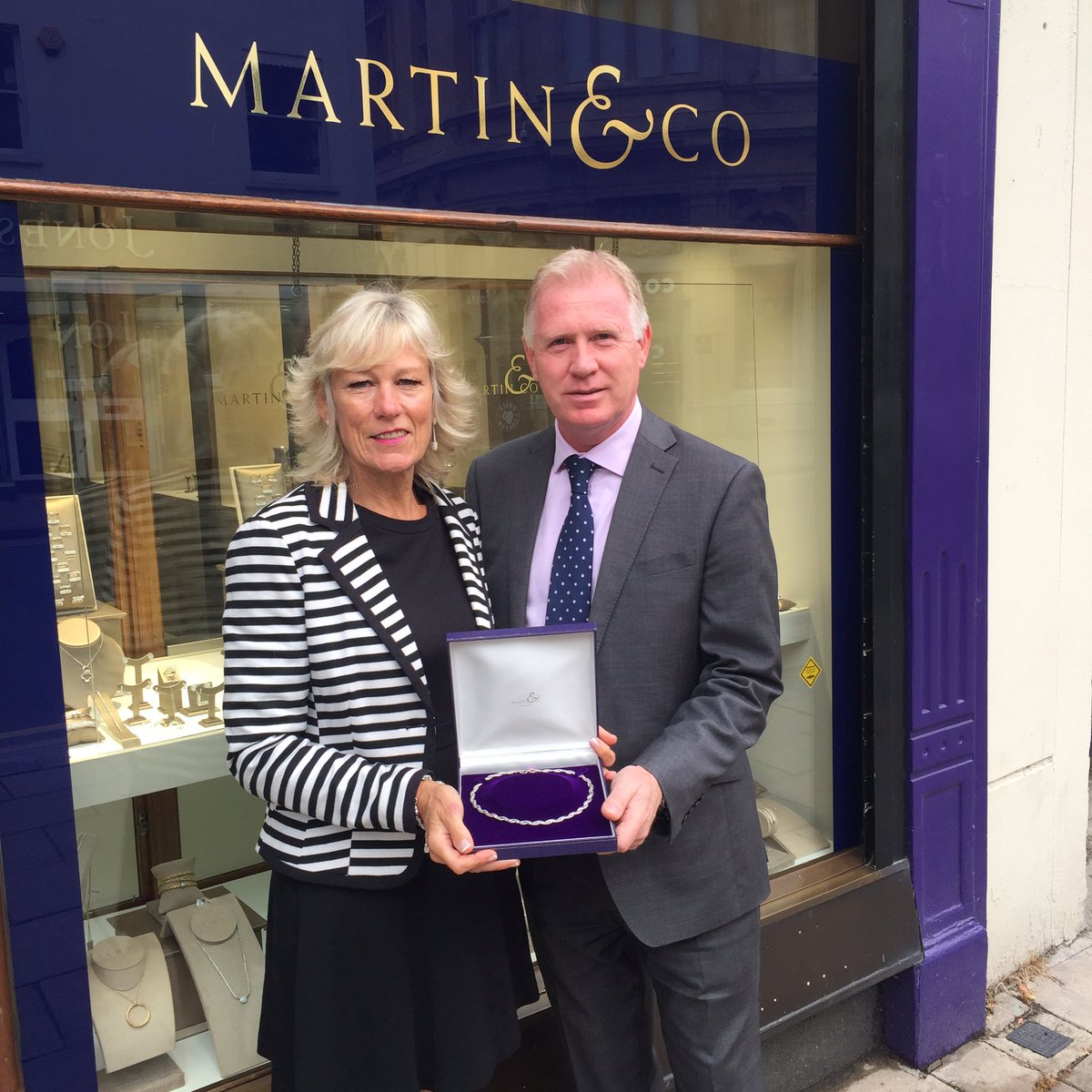 CathrynHage's tweet photo. On Sat be sure to enter our #SilverRaffle @PiedPiperAppeal #SilverBall Thank you James & the lovely peeps at @MandCoJewellers fab u lous https://t.co/J7EB3IxTAa