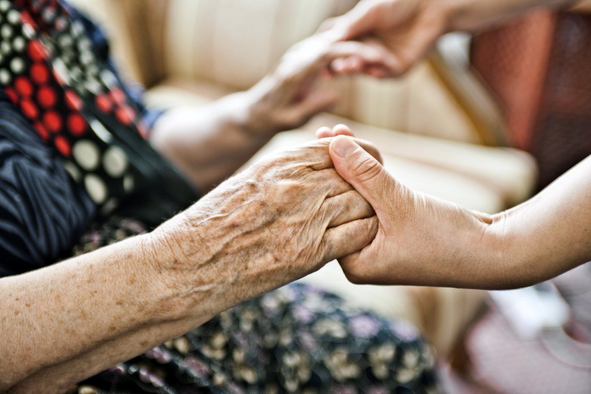 ElecSafetyFirst's tweet photo. This #WorldAlzheimersDay, lend a hand to an older person who may need some extra help https://t.co/vFCuUlPA70 https://t.co/KMo73tqafX