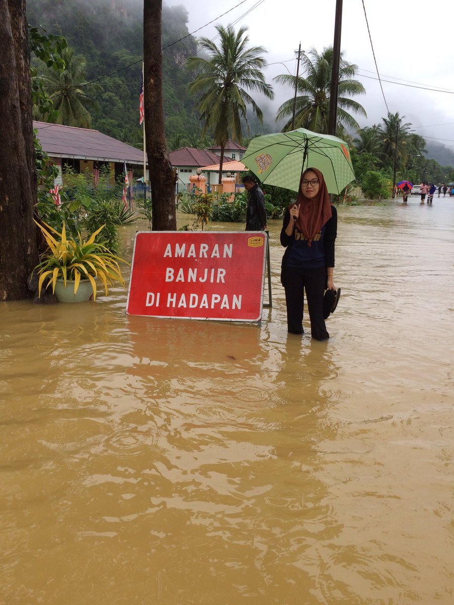 ThirahRodzi's tweet photo. Kampung ku banjir haha π¦ #wangbesar #perlis https://t.co/OkSI6sShcI