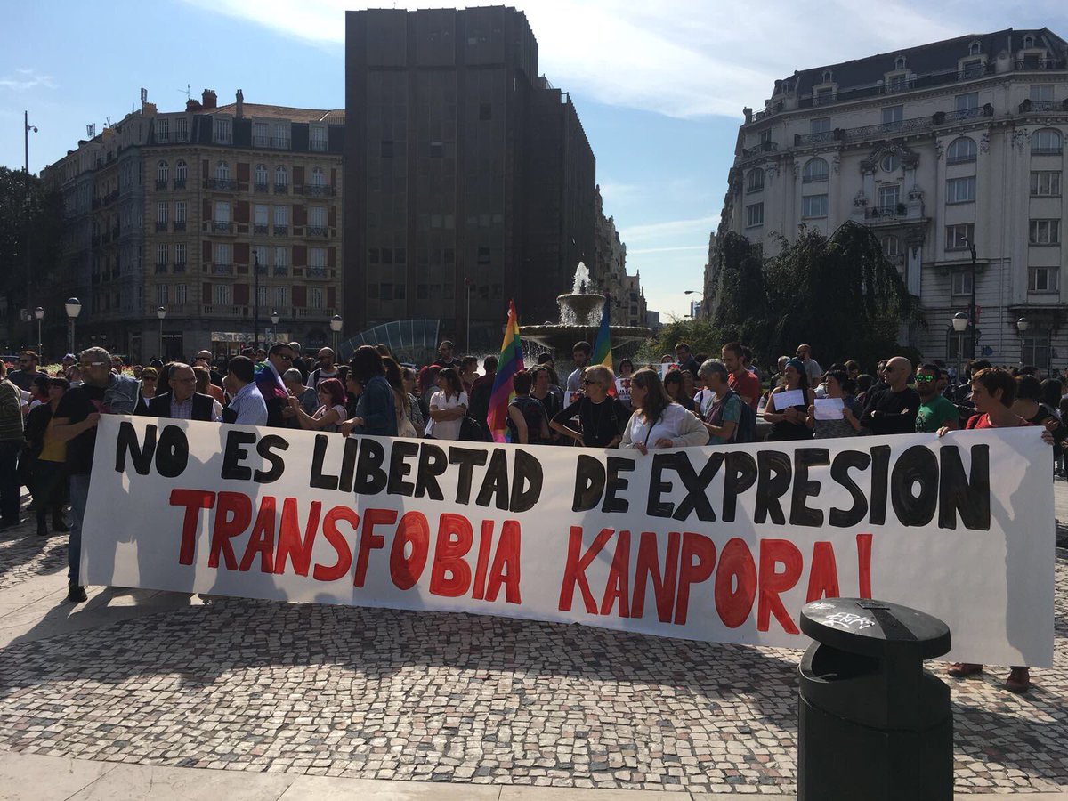 inforNervion's tweet photo. El autobús de Hazte Oír aterriza en Bilba. Hoy en la plaza Moyua con el lema "Podemos y la Ley Mordaza. Van a por tus hijos!" https://t.co/r7ikedDHr8