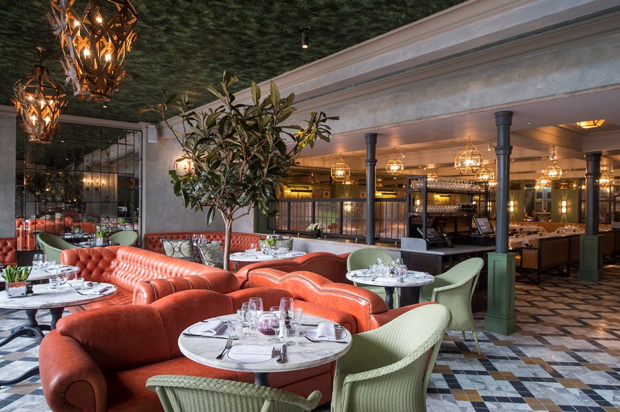 The perfect spot for your lunch on the #kingsroad #lunchdate #chelsea #artdeco #interiors #ivychelseagarden