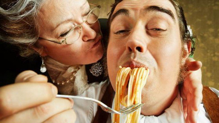 У мужчины живет его мама. Маменькин сынок. У мужчины живет его мама. Еврейская мама. Итальянцы живут с родителями.