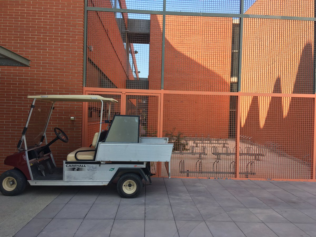 Buen sitio para aparcar el carrito de golf #claroquesiguapi