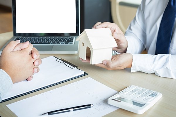 GermanDesk's tweet image. Woon je in #Duitsland en krijg je inkomsten uit #Nederland? Hoe zit het met Nederlandse #fiscale #faciliteiten? hhttp://tinyurl.com/y8lv75y6