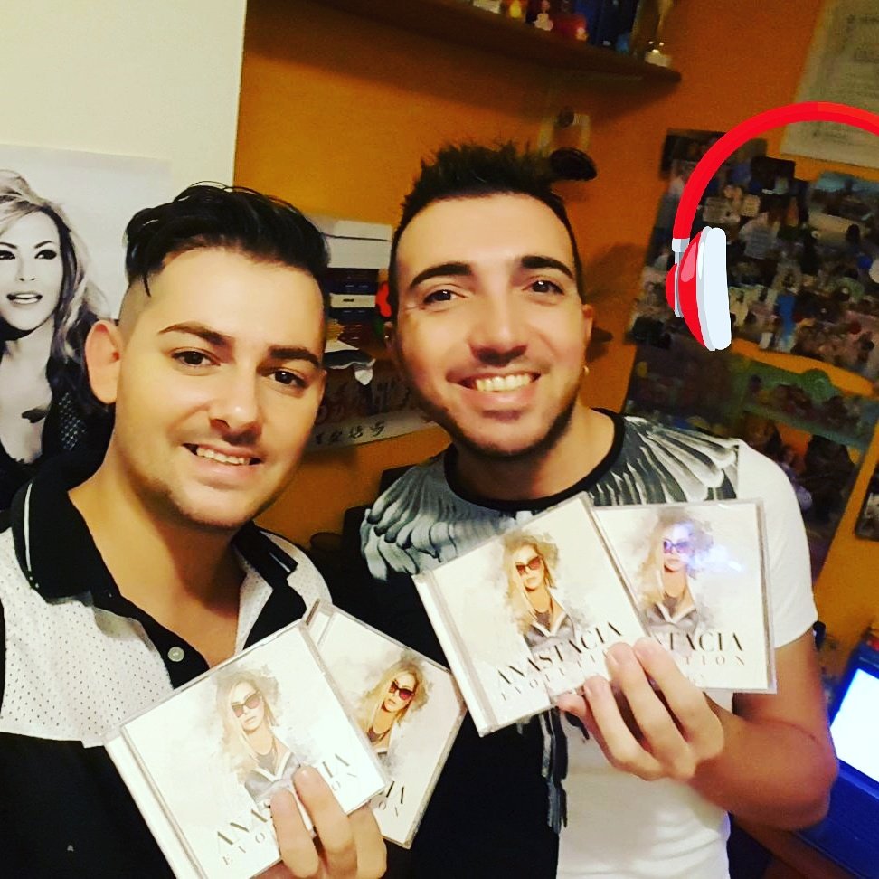 freakgenny's tweet photo. @AnastaciaMusic In our hands we have an invaluable value treasure #EvolutionSelfie 🤘 https://t.co/FIw3vGw3i5