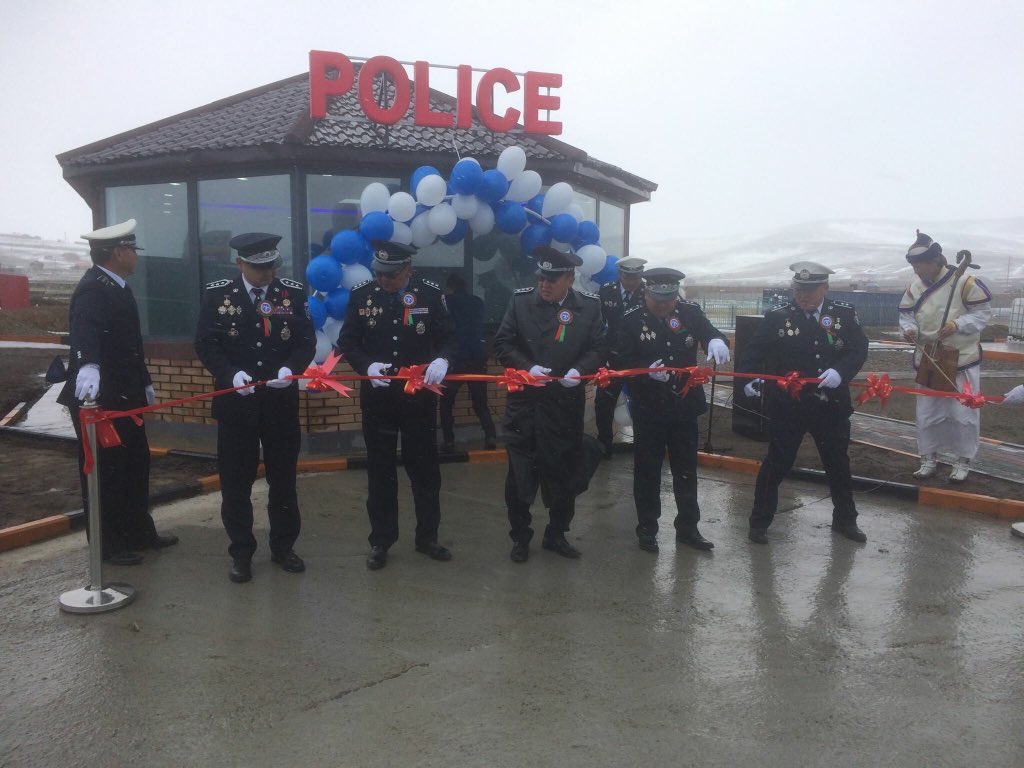 Хяналтын киосконы нээлтийн тууз хайчлах ёслол гэшш...