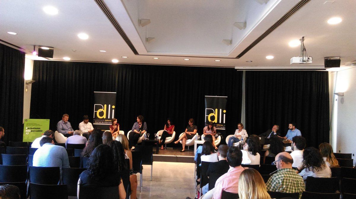 LabDePeriodismo's tweet photo. Puedes volver a ver el coloquio sobre #periodismo responsable de la jornada #PRES17 de @PDLI_ https://t.co/FrROmuGkDa https://t.co/2fA9I0oWLl